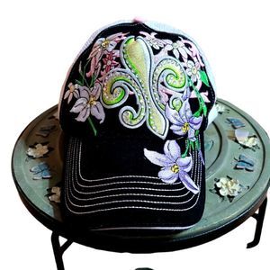 Womens Sun Product black an white snap back with velcro on back